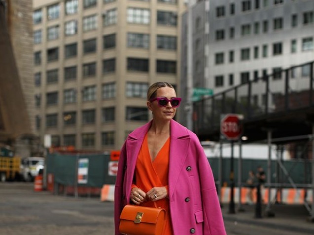 Толық еріндері бар киска Желіде әйелді қабырға арқылы сиқыту